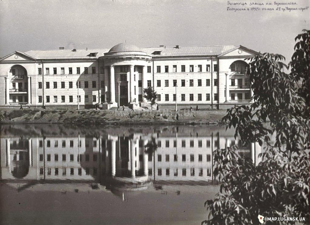 Новопостроенная заводская больница над школьным прудом, предположительно1957 год, История, Любительские, Черно-белые, Лето, День
