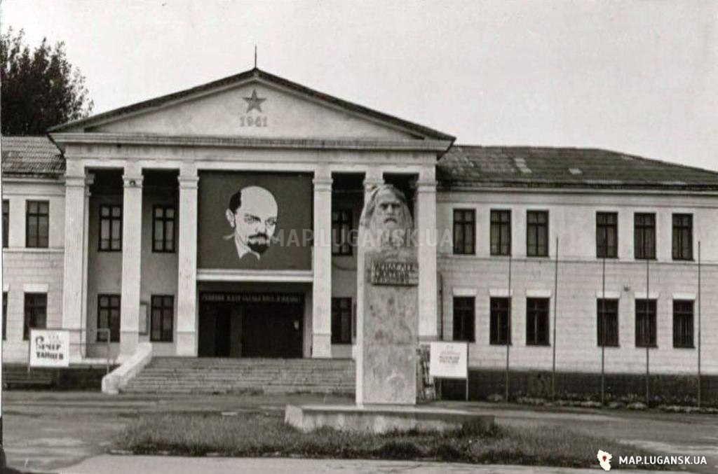 Дворец культуры химиков, построен в 1941 году. Перед ним памятник Д. И. Менделееву, предположительно1961 год, История, Любительские, Черно-белые, Достопримечательности