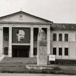 Дворец культуры химиков, построен в 1941 году. Перед ним памятник Д. И. Менделееву, История, Любительские, Черно-белые, Достопримечательности
