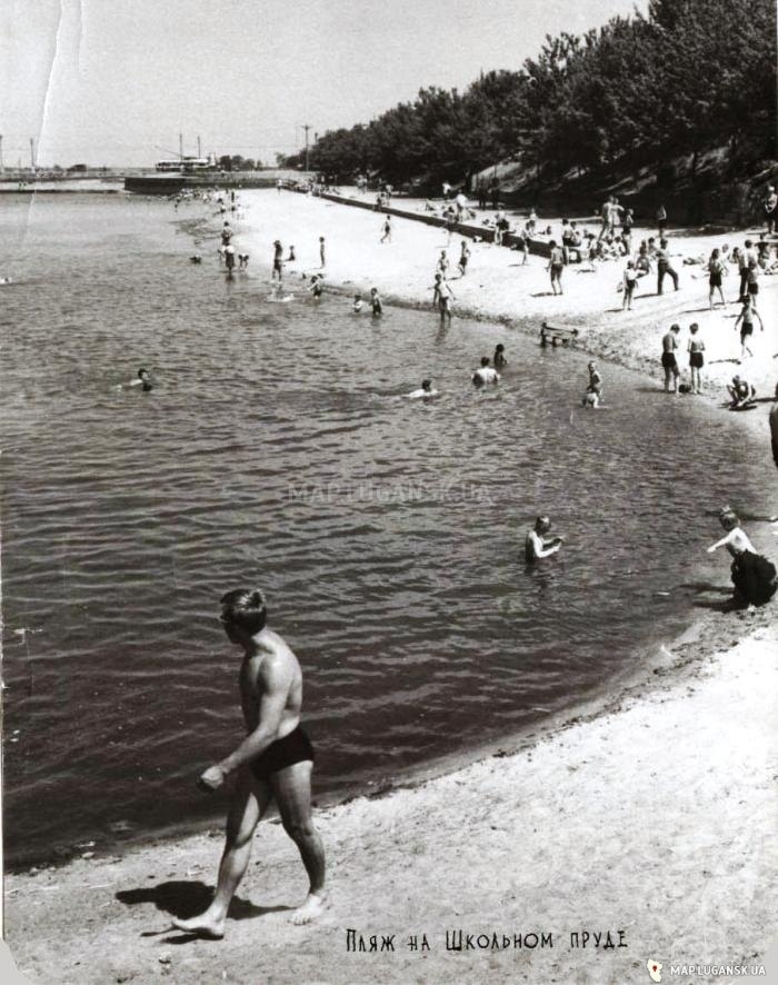 Пляж на школьном пруду (вдоль ул. Набережной). По нынешнему виду даже сложно представить, что там был пляж. Школьный пруд - технический резервный водоём АМК., предположительно1960 год, История, Любительские, Черно-белые, Лето, День
