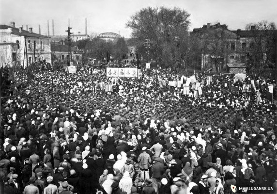 Алчевск. Городской митинг в мае 1945 г, предположительно1945 год, История, Любительские, Черно-белые, С высоты