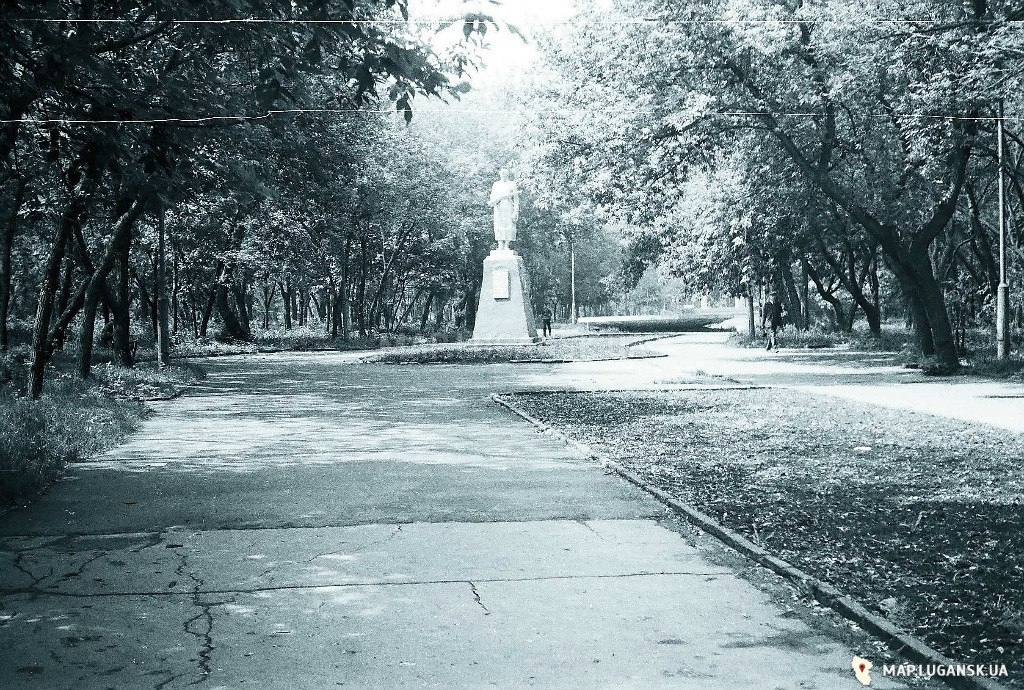 Памятник в сквере ВЛКСМ, снесён, 1992 год, История, Черно-белые, Достопримечательности, Лето