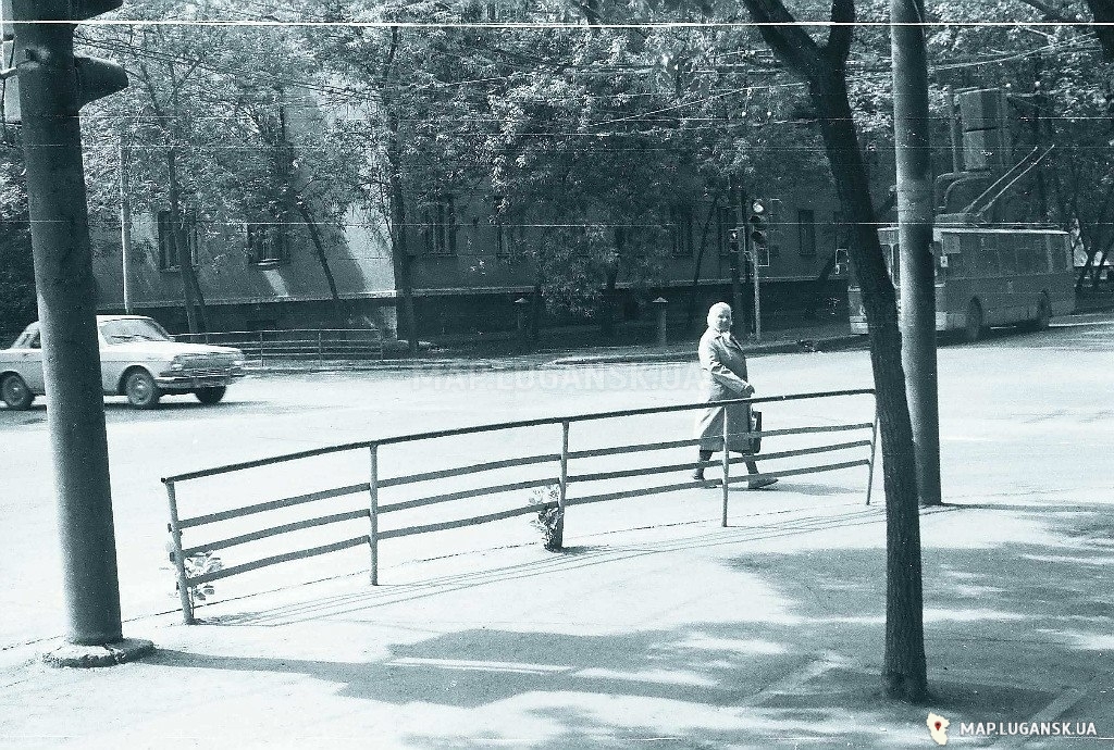 Перекрёсток улиц Московская и Фрунзе, 1992 год, История, Черно-белые, Весна, День