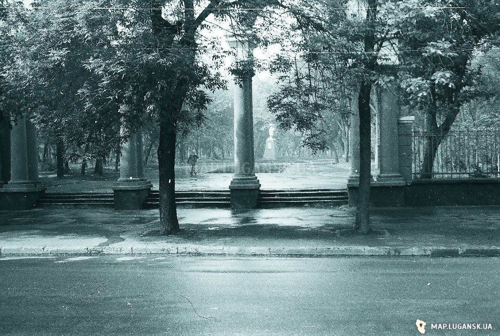 Сквер комсомола. Близ входа стоит памятник, 1992 год, История, Черно-белые, Достопримечательности, Весна, День
