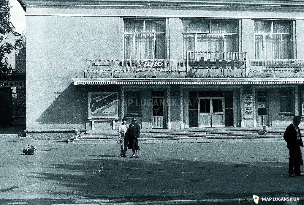 Кинотеатр Мир, 1992 год, История, Черно-белые, Весна, День