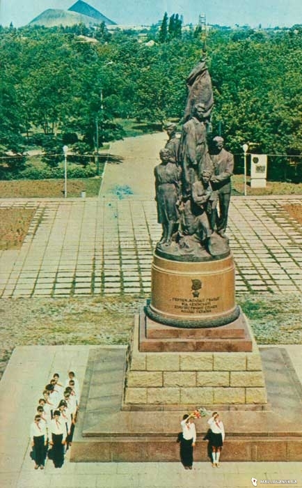 Памятники Краснодона, предположительно1980 год, История, Достопримечательности, Весна, День, Цветные