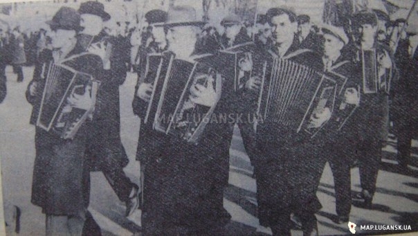 Работники кременской фабрики баянов на демонстрации, 1996 год, История, Черно-белые