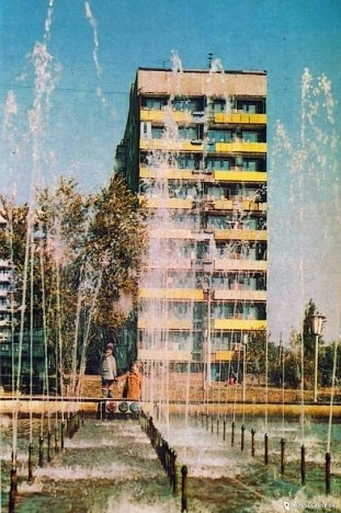 Рядом с автовокзалом, напротив гостиницы Донбасс, предположительно1980 год, История, Профессиональные, Достопримечательности, Лето, День, Цветные