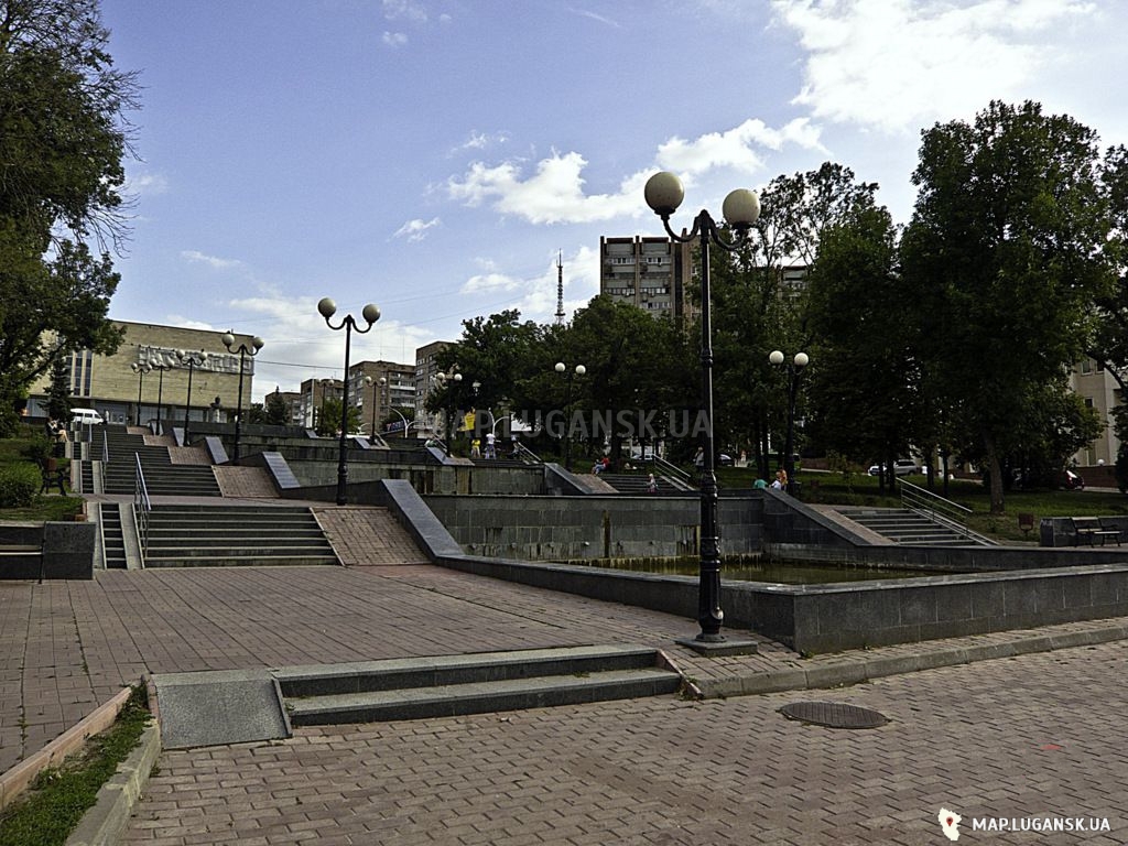 Площадь Борцов Революции, Современные, Достопримечательности, Цветные