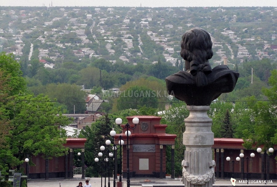 Площадь Борцов Революции, Современные, Достопримечательности, Цветные