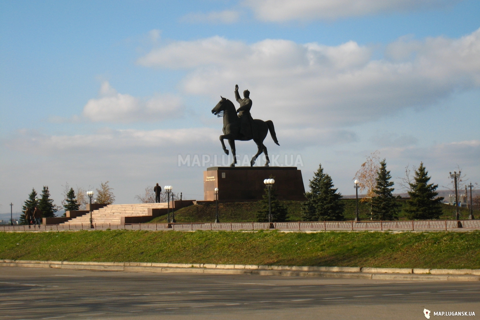 Памятник Клименту Ворошилову, Современные, Достопримечательности, Цветные