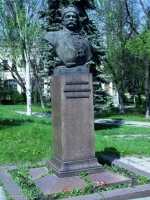 Бюст и могила Александра Пархоменко