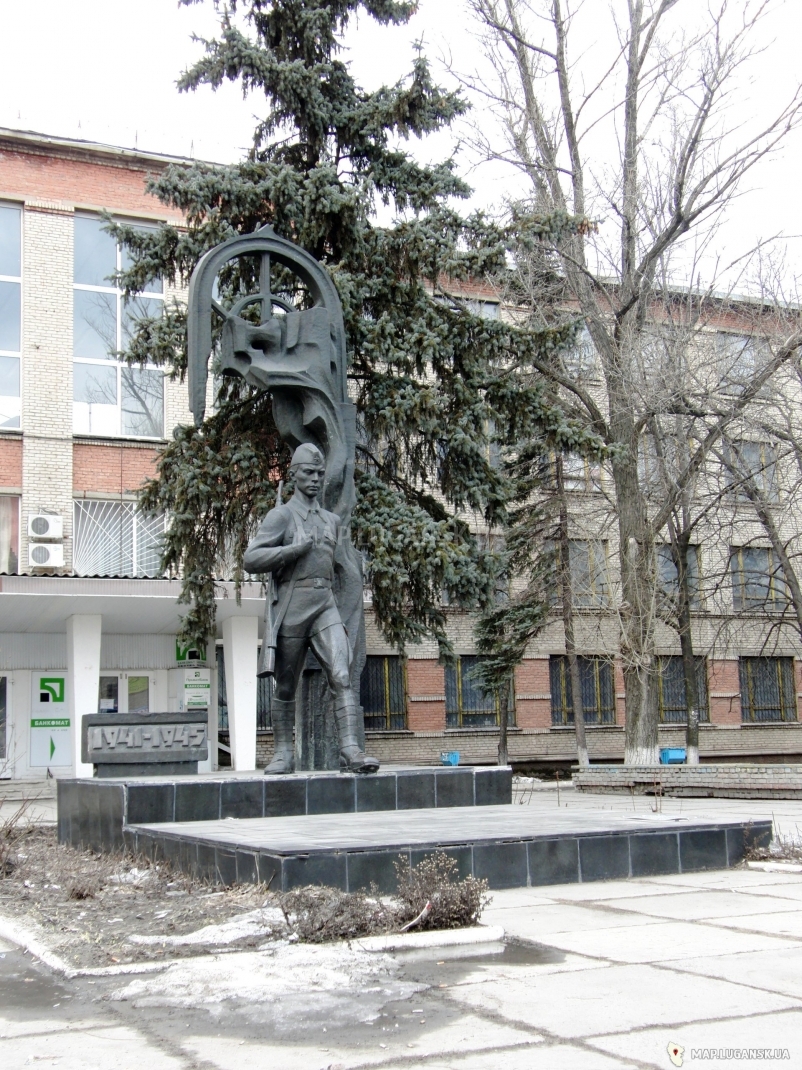 Памятник студентам и преподавателям ВНУ, погибшим в годы Второй мировой войны, Современные, Достопримечательности, Цветные
