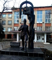 Памятник студентам и преподавателям ВНУ, погибшим в годы Второй мировой войны