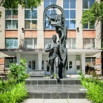 Памятник студентам и преподавателям ВНУ, погибшим в годы Второй мировой войны, Современные, Достопримечательности, Цветные
