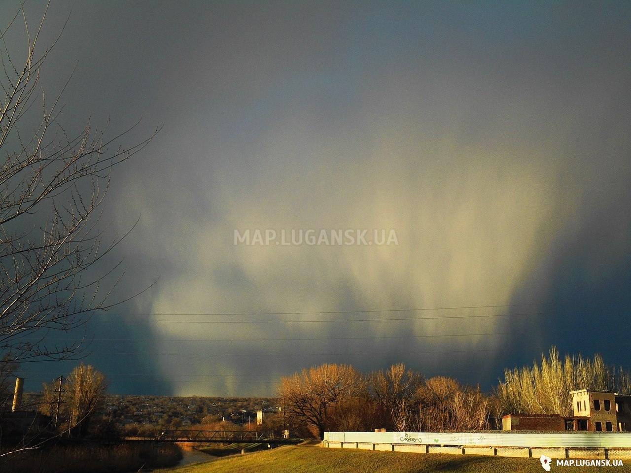 Луганск, 9 апреля 2015 год, Весна, День, Пасмурно, Дождь