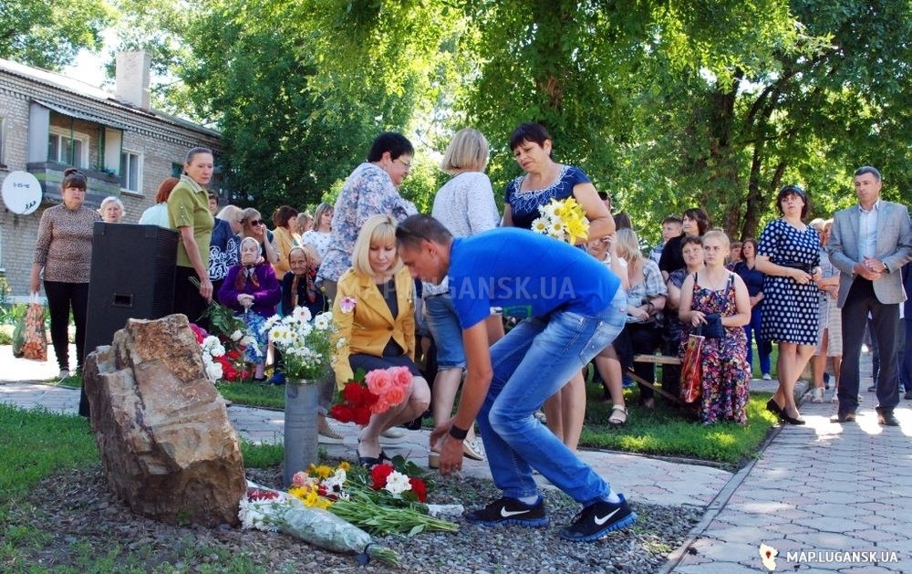 Закладной камень памятника погибшим жителям и защитникам Червонопартизанска, Современные, Достопримечательности, Цветные