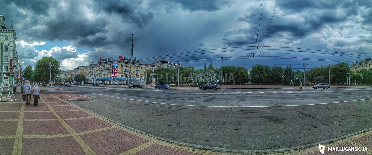 Панорама улицы Советской в самом центре в сторону центрального рынка на парк именуемый в простонародье Дураковка, Достопримечательности