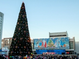 В центре Луганска начали устанавливать новогоднюю елку