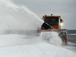 Больше 40 единиц техники готовы бороться со снегом в Луганске