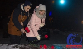 Луганчане возложили цветы к памятнику Божией Матери в память о погибших при крушении самолёта в Сочи.