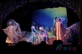 Дети соцкатегорий ЛНР побывали на новогодней сказке в Луганском театре кукол.