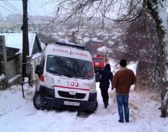 Луганские спасатели помогли сотрудникам скорой помощи.