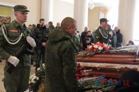 Прощание с трагически погибшим полковником Анащенко началось в Луганске.