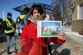 Студенты и инспекторы ГИБДД напомнили жителям Луганска о правилах дорожного движения.