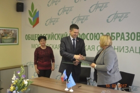 Профсоюзы работников образования Москвы и Луганска подписали договор о сотрудничестве.