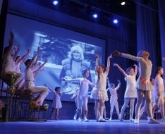 Воспитанники Детской академии ЛГАКИ подарили луганчанкам концерт «В твоей улыбке прячется весна».