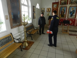 Сотрудники МЧС ЛНР проверяют противопожарное состояние церквей.