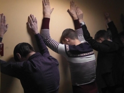 В Луганске патрульные задержали компанию подростков, забравшихся в неработающий ночной клуб.