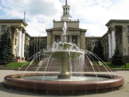 «Зеленстроевцы» приступили к подготовке фонтанов и памятников Луганска к летнему сезону.