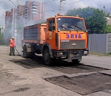 Дорожники на минувшей неделе уложили в Луганске более 300 тонн асфальтобетона.