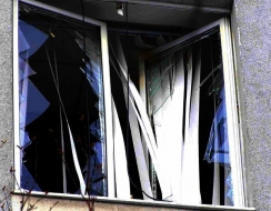 В Луганске из-за взрыва повреждены окна в 12 квартирах.