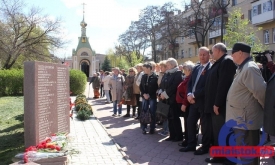 В Луганске минутой молчания почтили память ликвидаторов аварии на ЧАЭС.