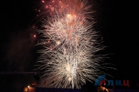 Праздничный концерт в Луганске в честь Дня Победы завершился грандиозным фейерверком.