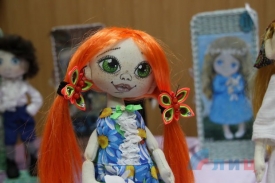 Выставка кукол и вышивки мастериц из Стаханова и Суходольска открылась в Луганске.
