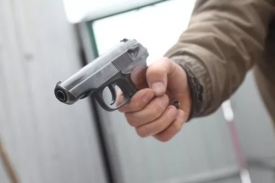 Луганчанин на улице открыл огонь из пистолета – пострадал мужчина.
