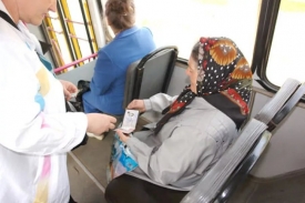 Соцработники Луганска выдали жителям города более 27 тысяч новых проездных.