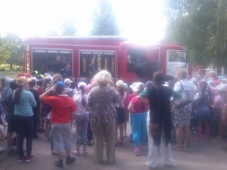 Спасатели Луганска проводят мероприятия по основам безопасности в пришкольных лагерях.